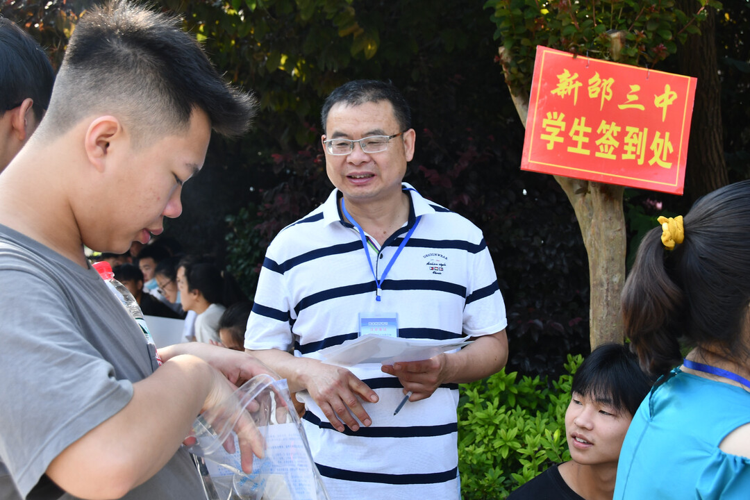退休这天，他在送考岗位上为“最后一届”学生护航