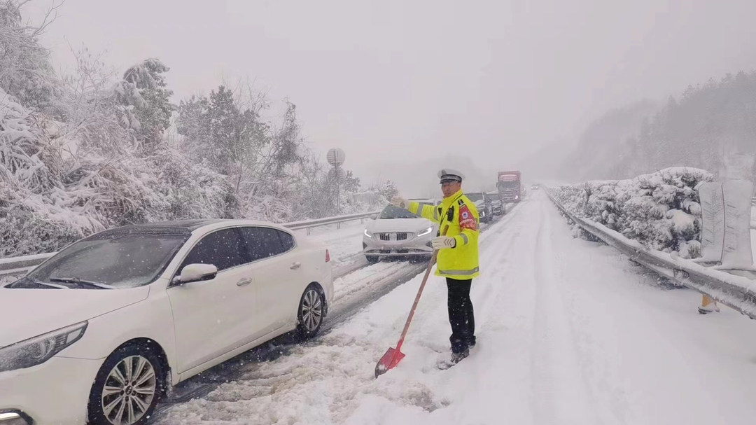 新邵： 高速交警全力应对强降雪天气
