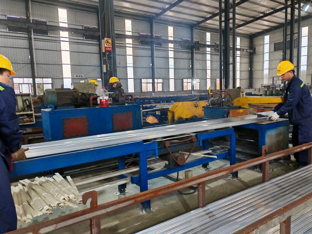 新邵年产5万吨铝型材生产线首批铝型材成功下线