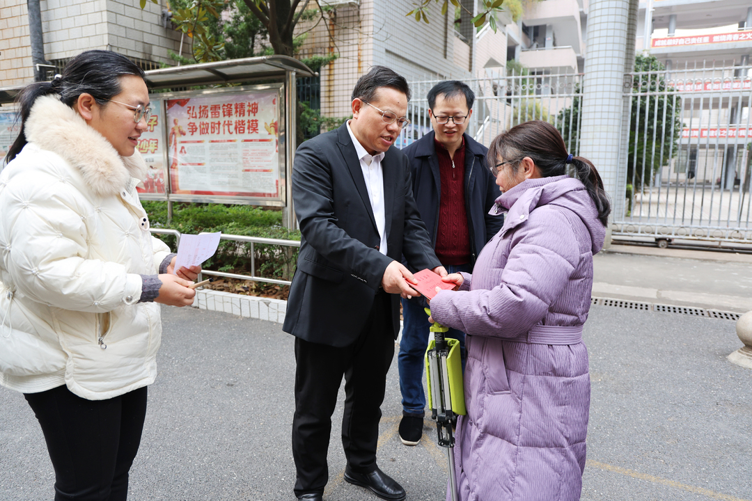 王振波看望慰问全国模范教师和困难职工