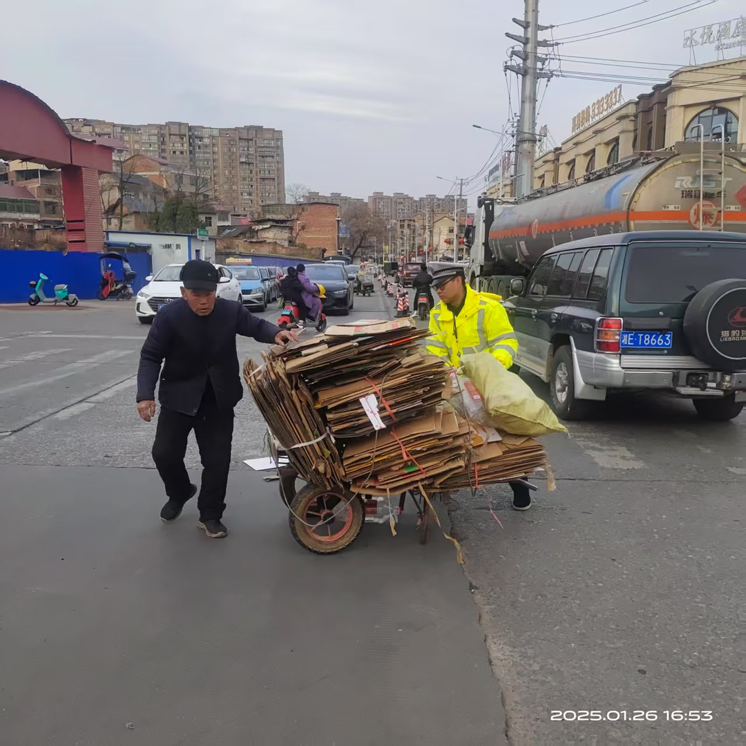 好样的！新邵公安交警车流中帮老人捡垃圾！