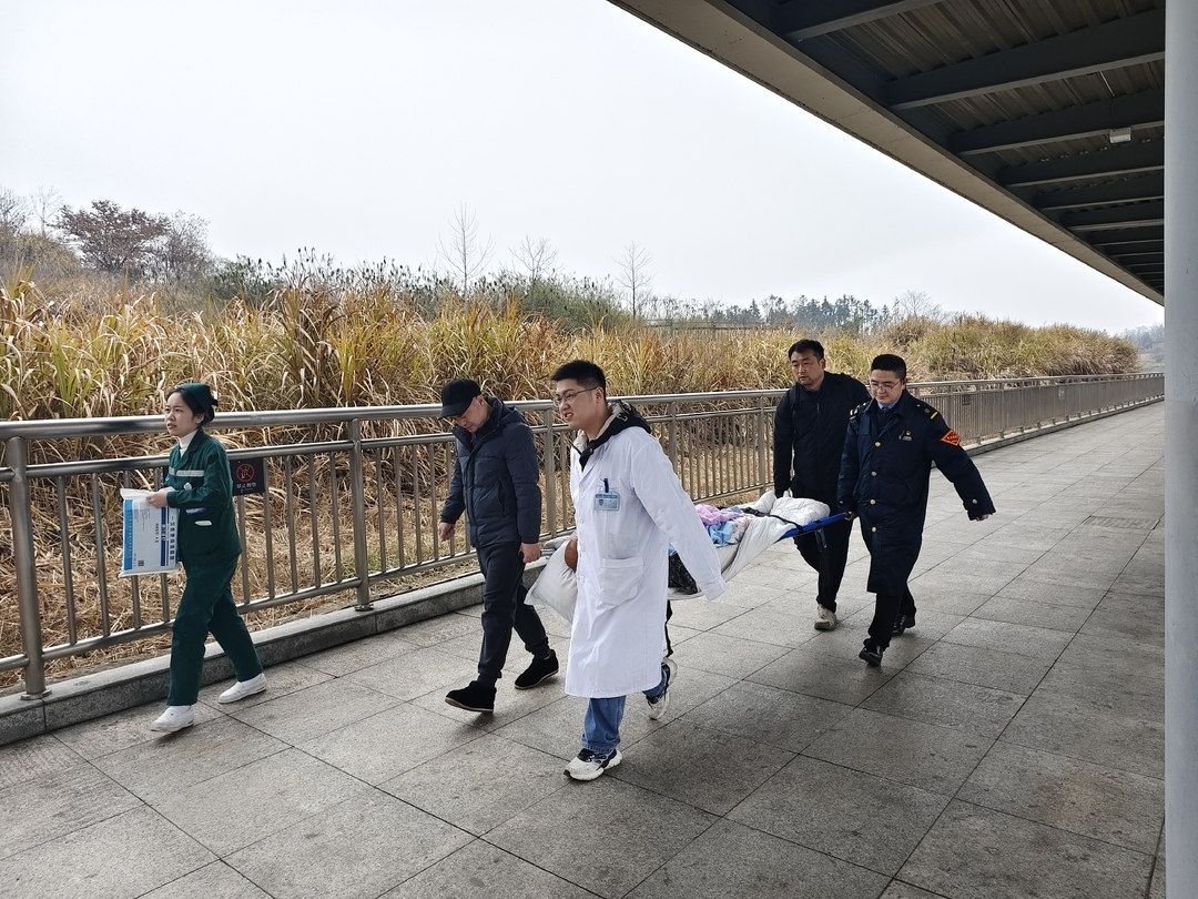 邵阳北站暖心接力护航受伤旅客平安就医