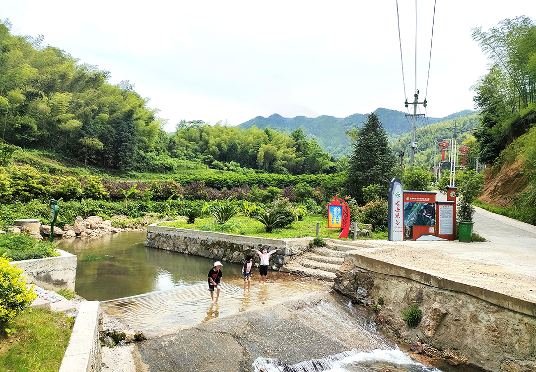 五一假期新邵玄本村古岳峡谷受热捧，游客畅享自然野趣