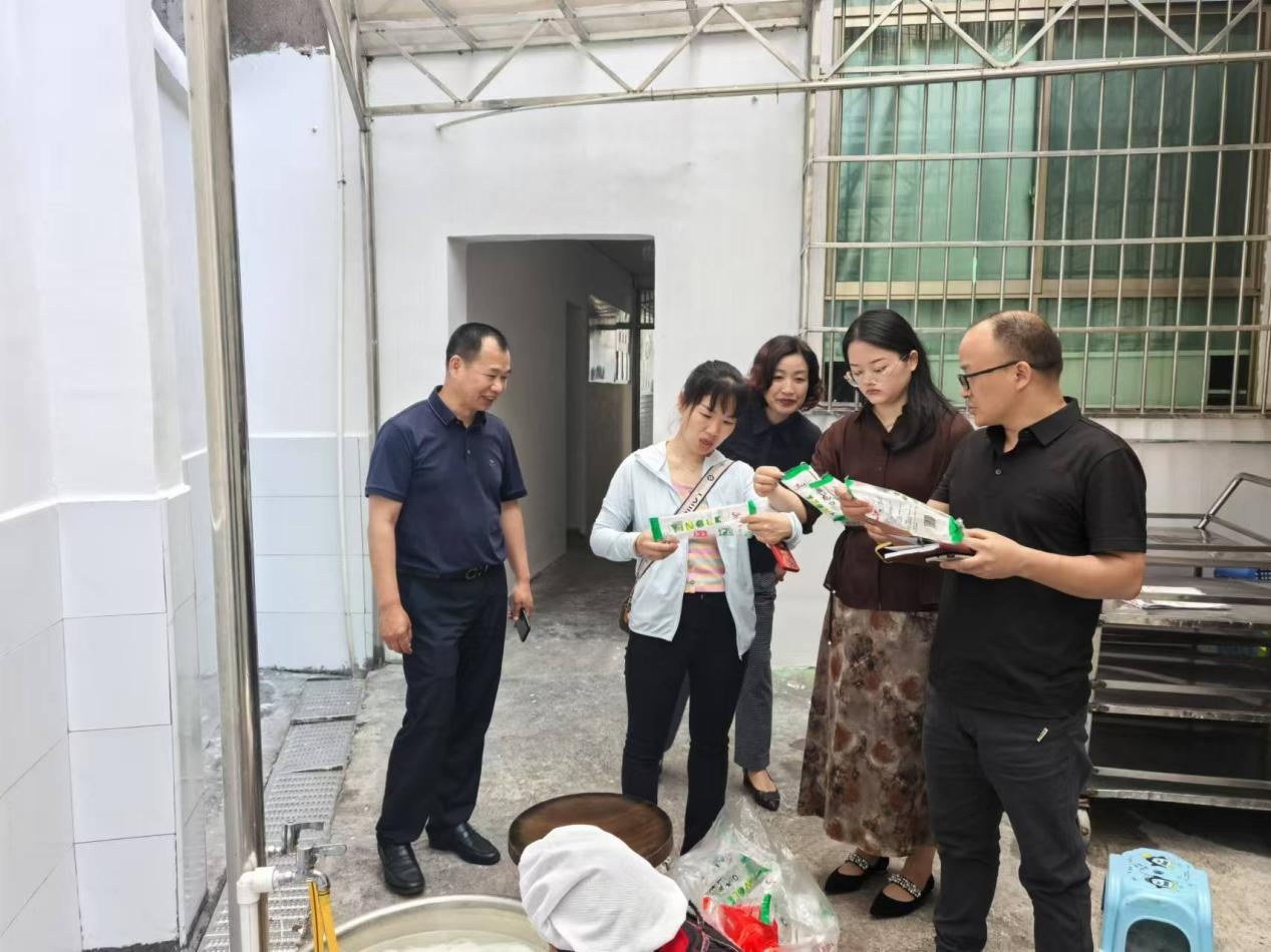 新邵县酿溪镇开展校园消防和食品安全检查专项行动