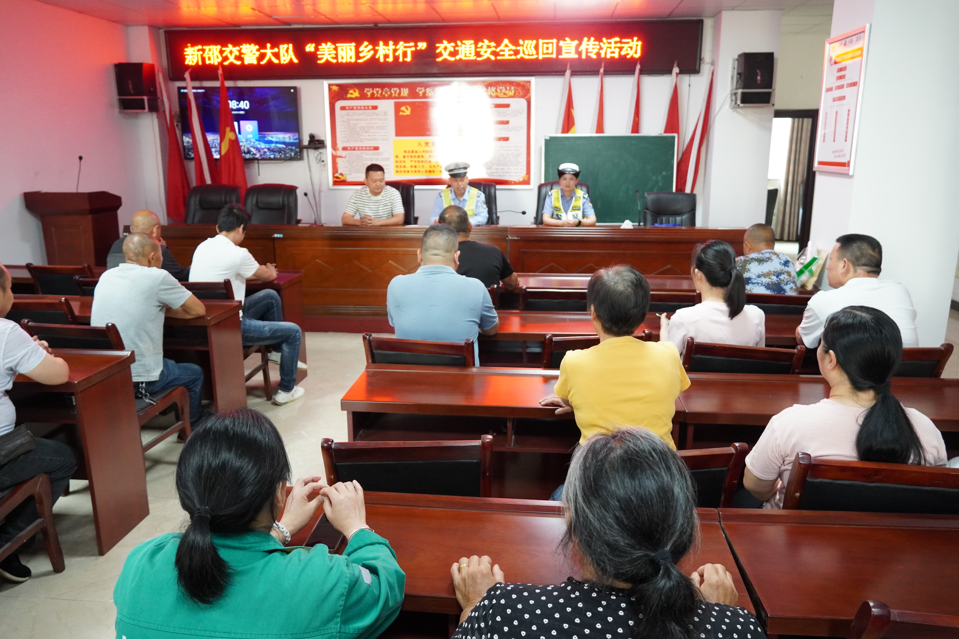 聚焦“一老一小”群体，新邵交警走进社区开展精准宣教