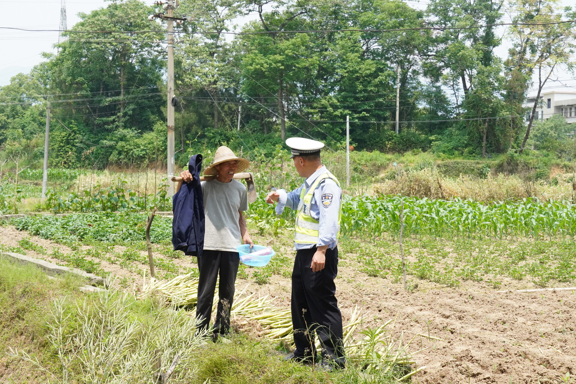 新邵交警：田间地头话安全 交通宣传