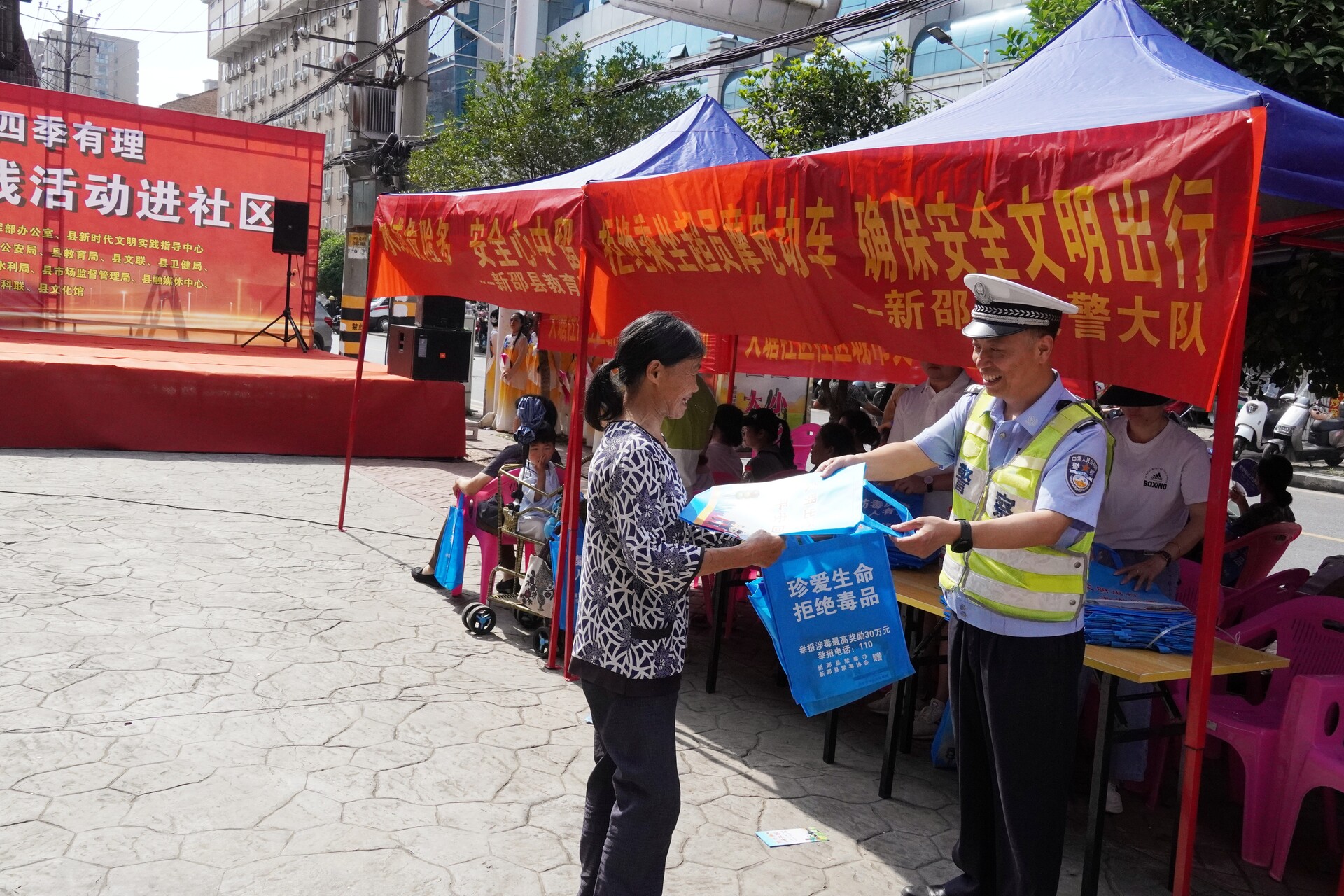 新邵交警进社区开展宣传，向摩电动车违法超员载人说“不”！