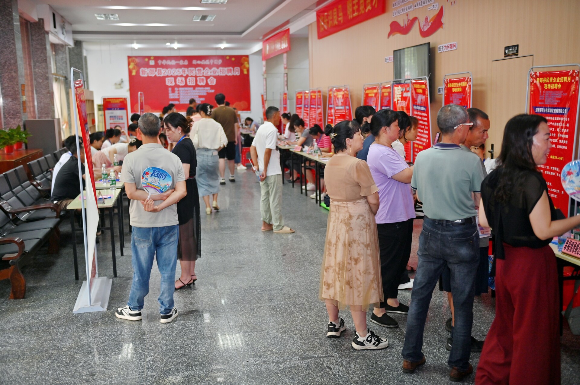 新邵县举办民营企业招聘月现场招聘会