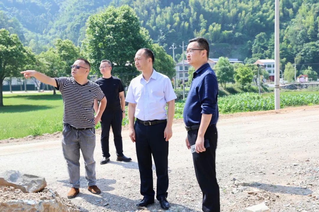 谢小军调研雀太公路建设工作