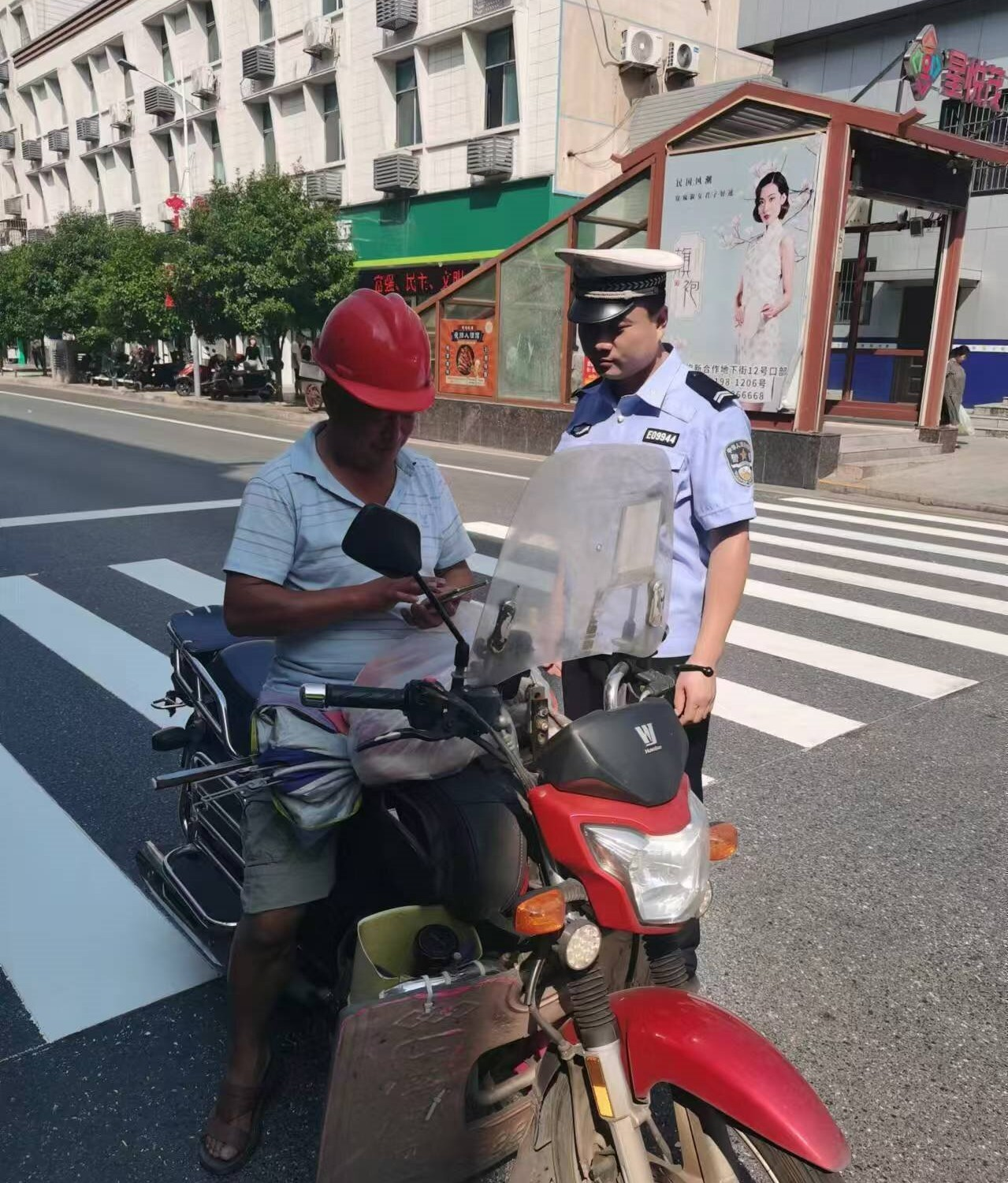 新邵交警“一盔一带”安全守护持续发力