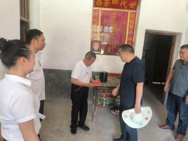 新邵縣潭府鄉(xiāng)開展“七一”走訪慰問