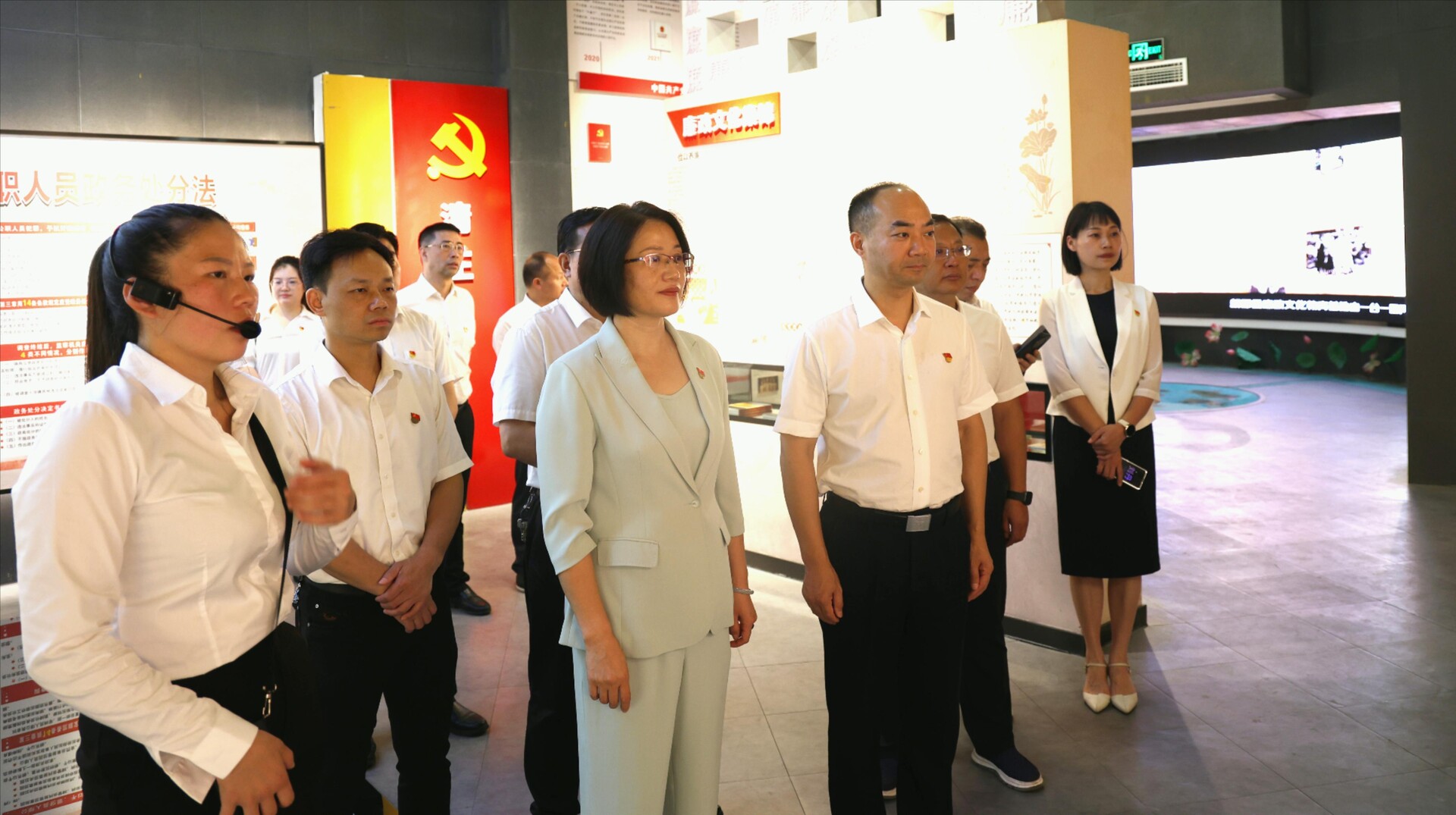 新邵縣委常委會會議組成人員開展“七一”活動