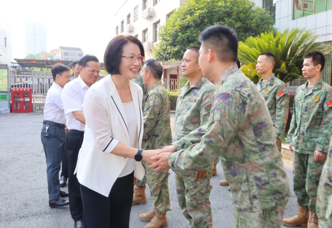 黃海蓉八一前夕走訪慰問(wèn)駐縣部隊(duì)和烈士親屬