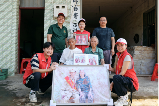 “八一”特別禮物：老兵伉儷收到遲到半個(gè)多世紀(jì)的結(jié)婚照