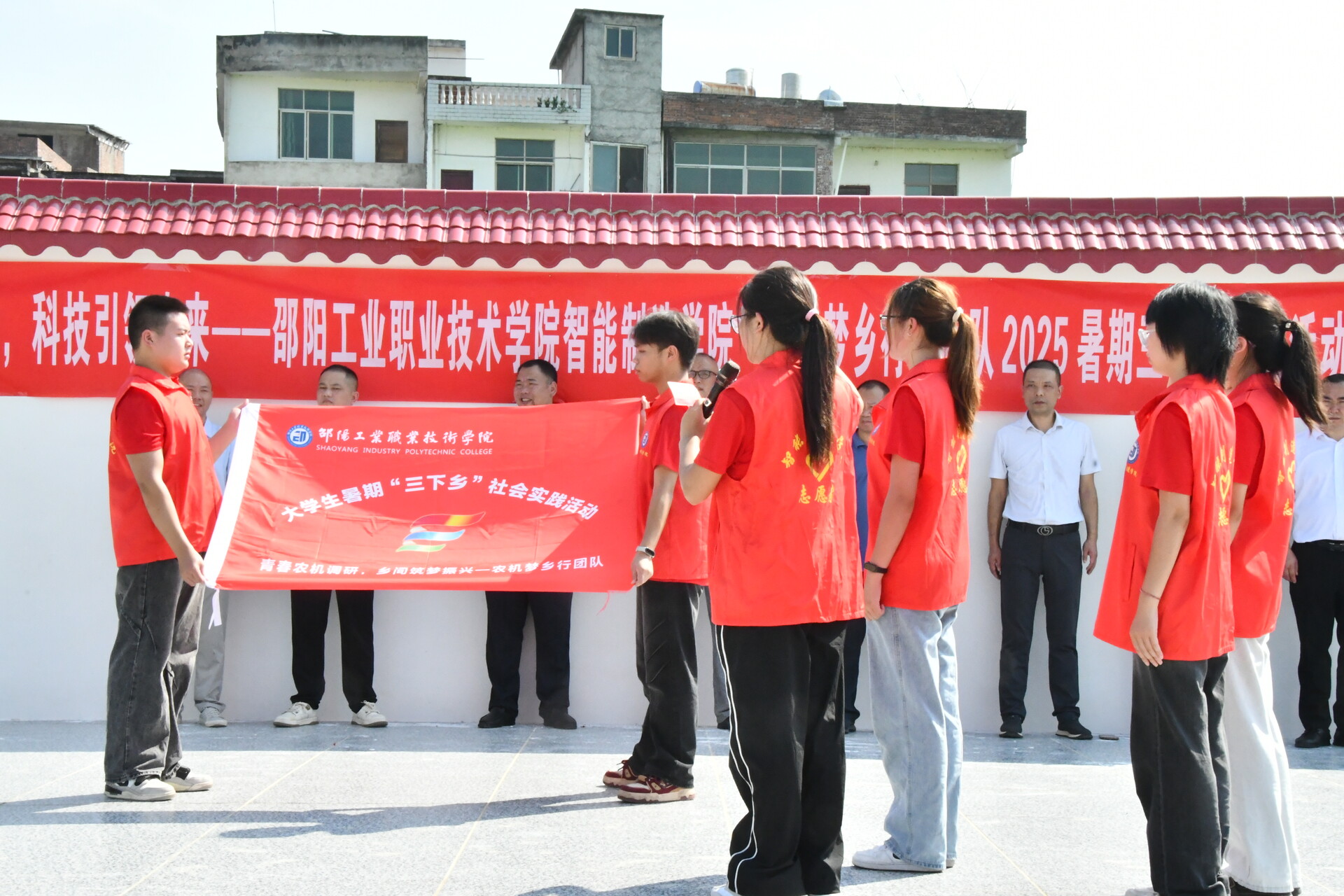 邵陽工業(yè)職業(yè)技術(shù)學(xué)院“農(nóng)機(jī)夢鄉(xiāng)行”三下鄉(xiāng)活動(dòng)啟動(dòng)