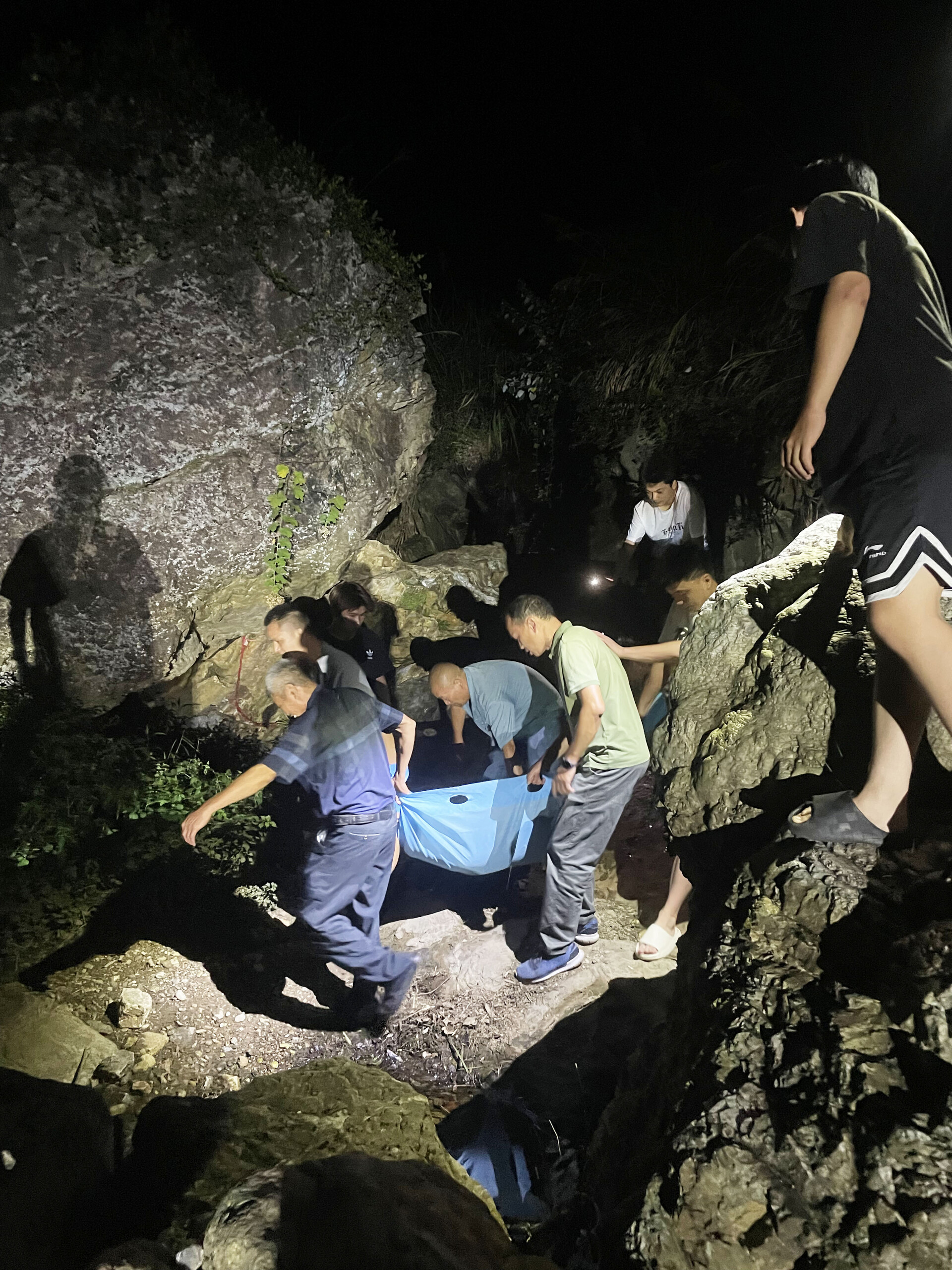游客3米高坎跌落，醫(yī)護、游客、保安聯(lián)手救援暖人心