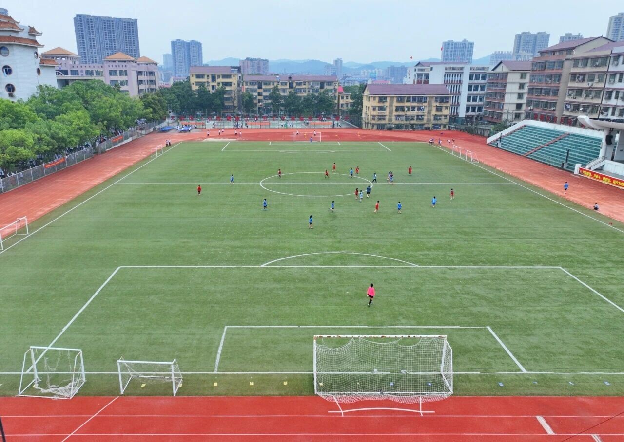 “湘超”很“燃”，新邵少年“足”梦绿茵很拼！