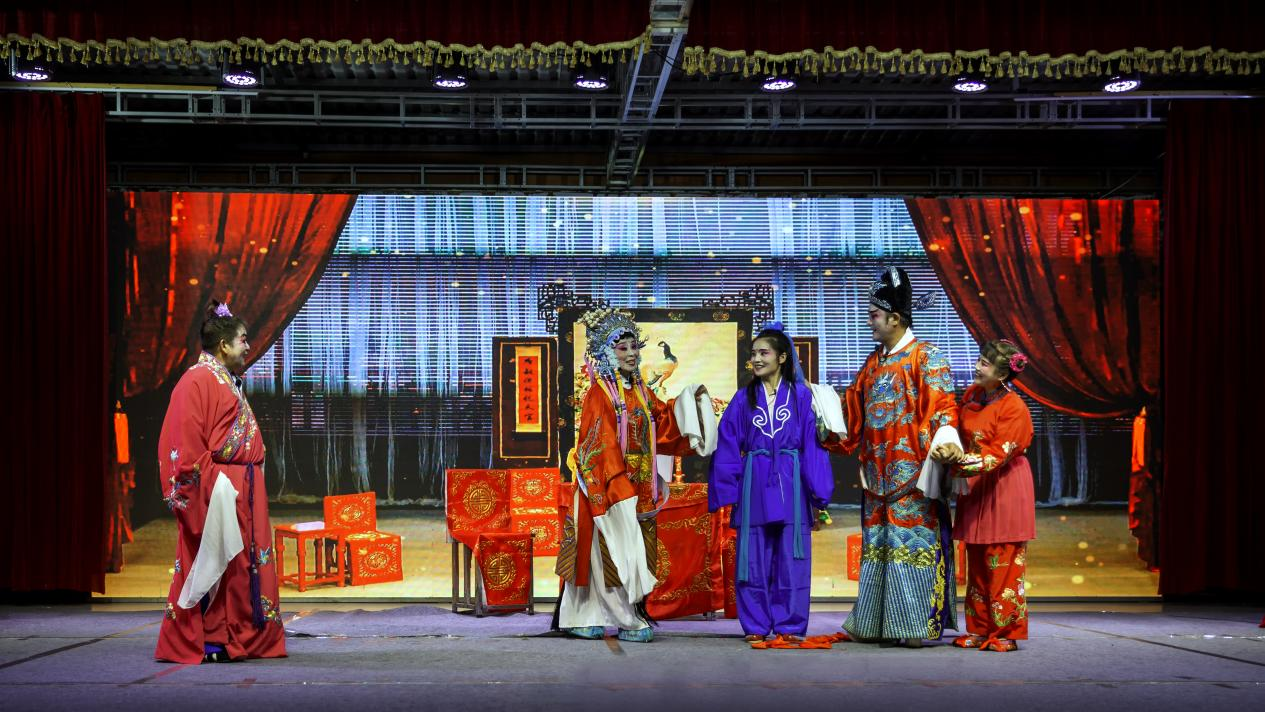 严塘镇：《奇冤记》惊艳乡村舞台