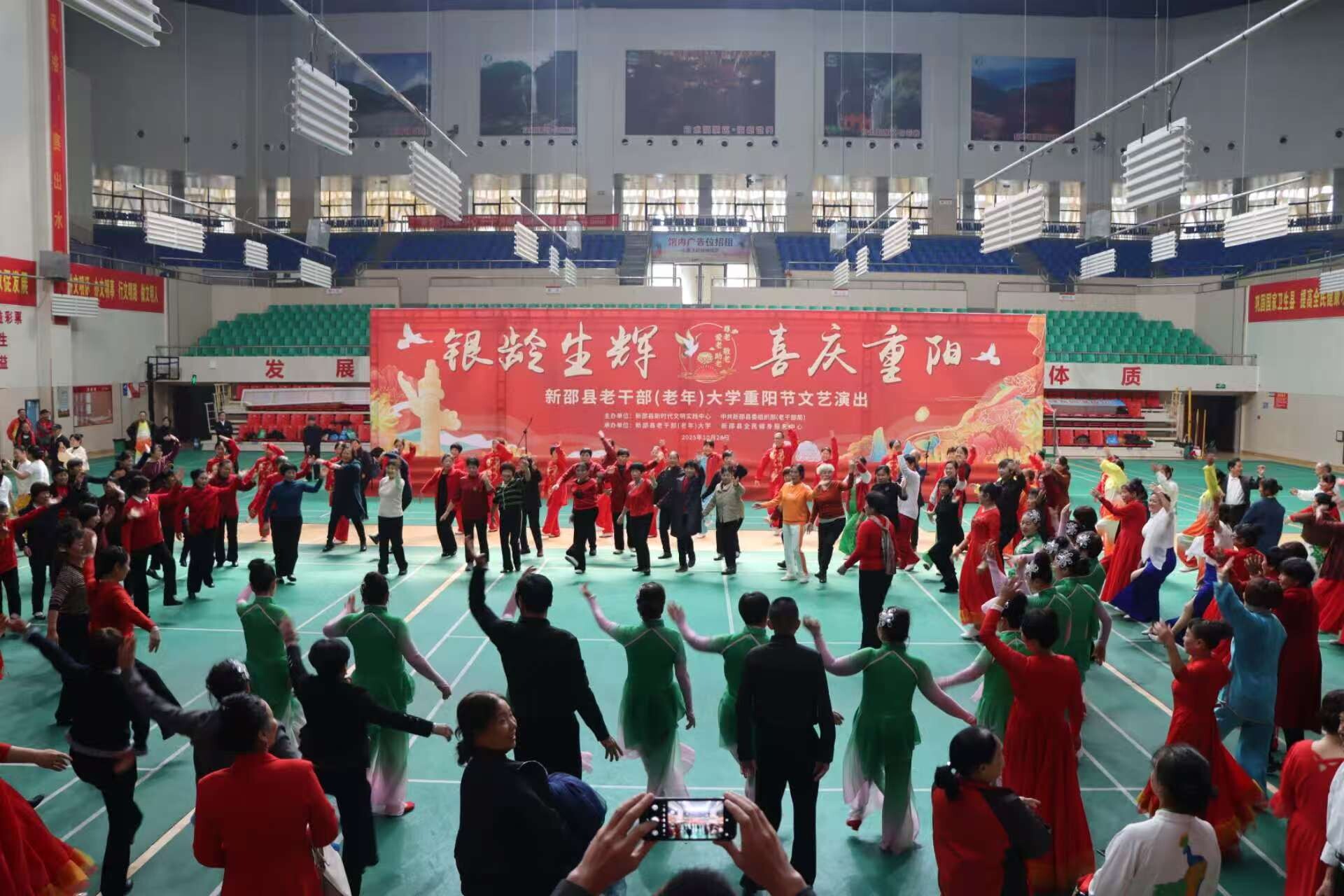 新邵县老干部（老年）大学举行“银龄生辉·喜庆重阳”文艺演出活动