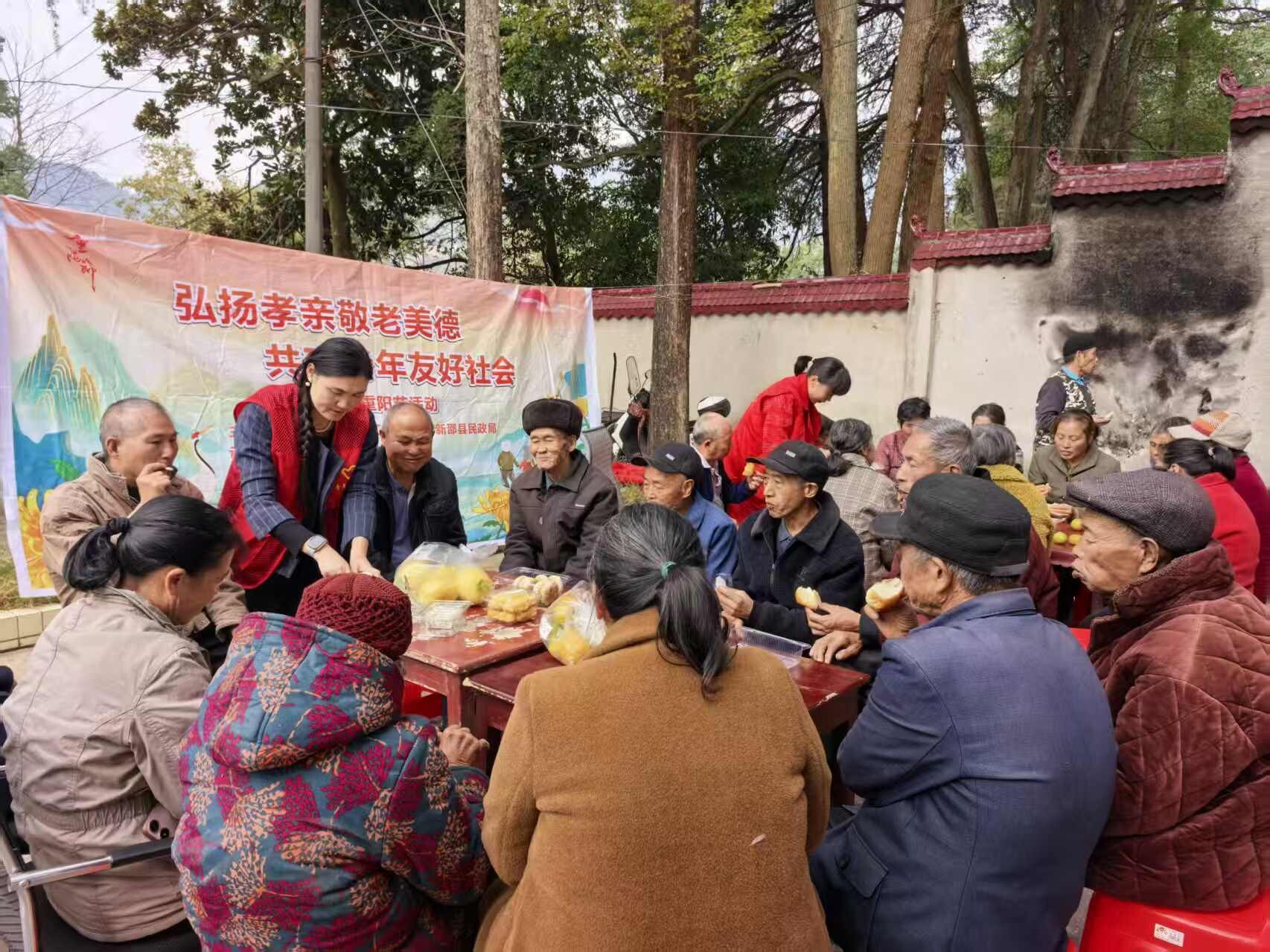 情系重阳节，爱暖老人心——新邵县青年志愿者协会开展敬老慰问活动