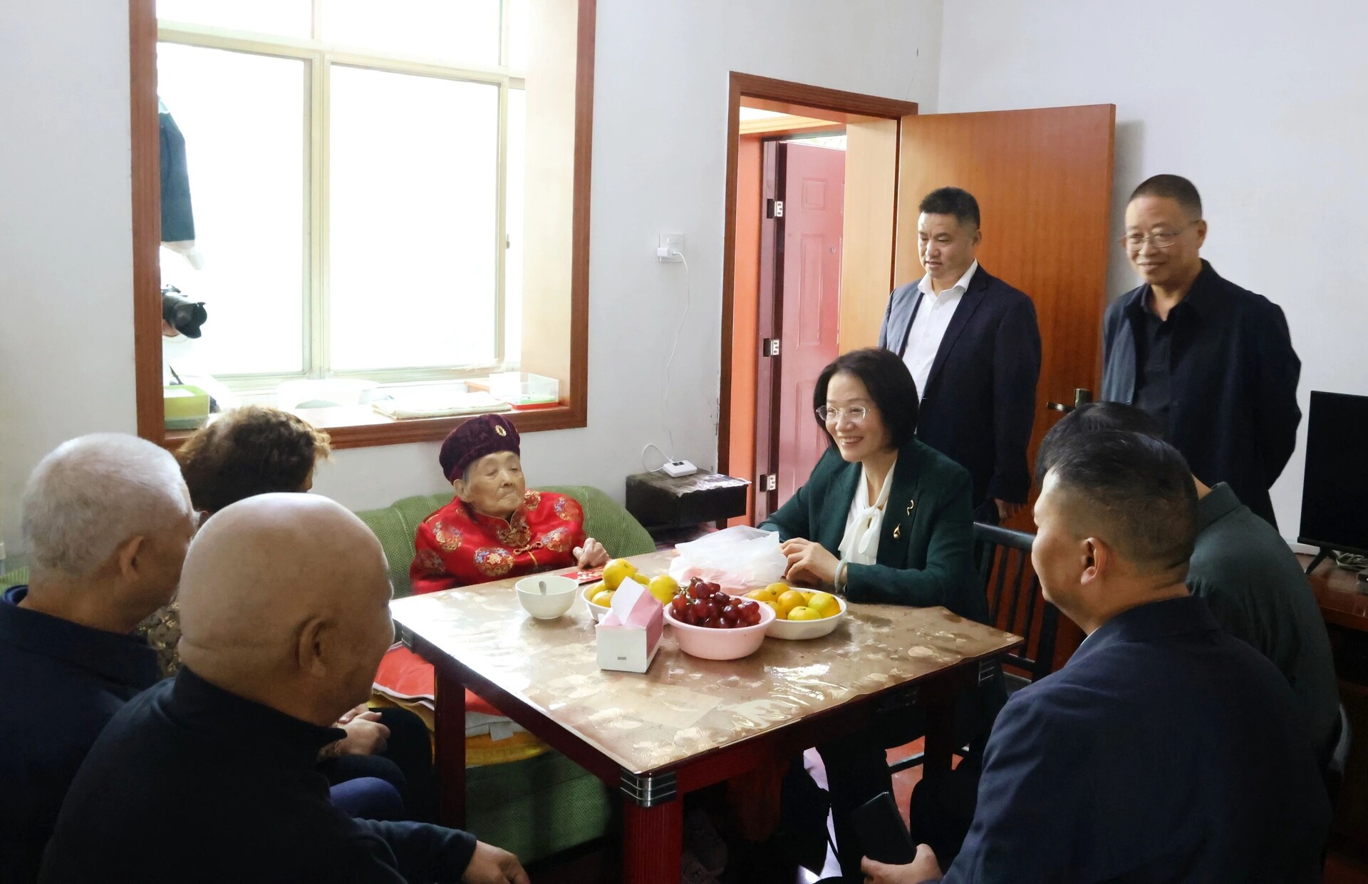 黄海蓉开展重阳节走访慰问活动