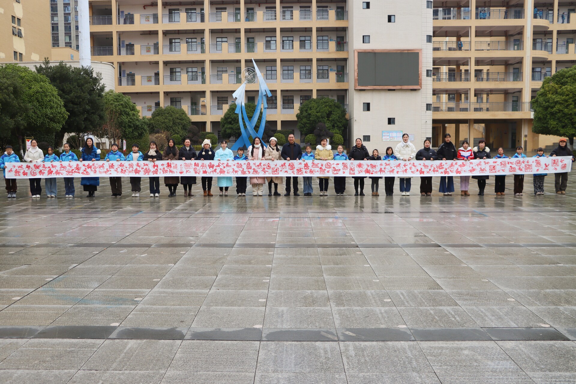 纸尖跃动百骏图 刀刻匠心迎新春——新邵思源马丽娅工作室20.26米剪纸长卷献礼马年