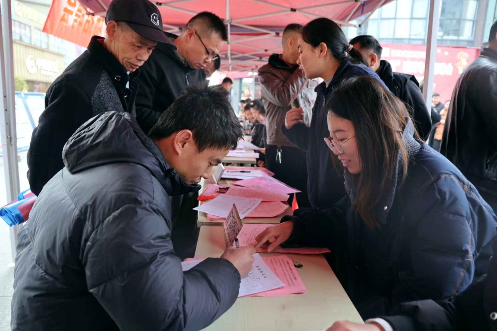 新邵开展“春风行动”招聘会 让群众实现“家门口”就业