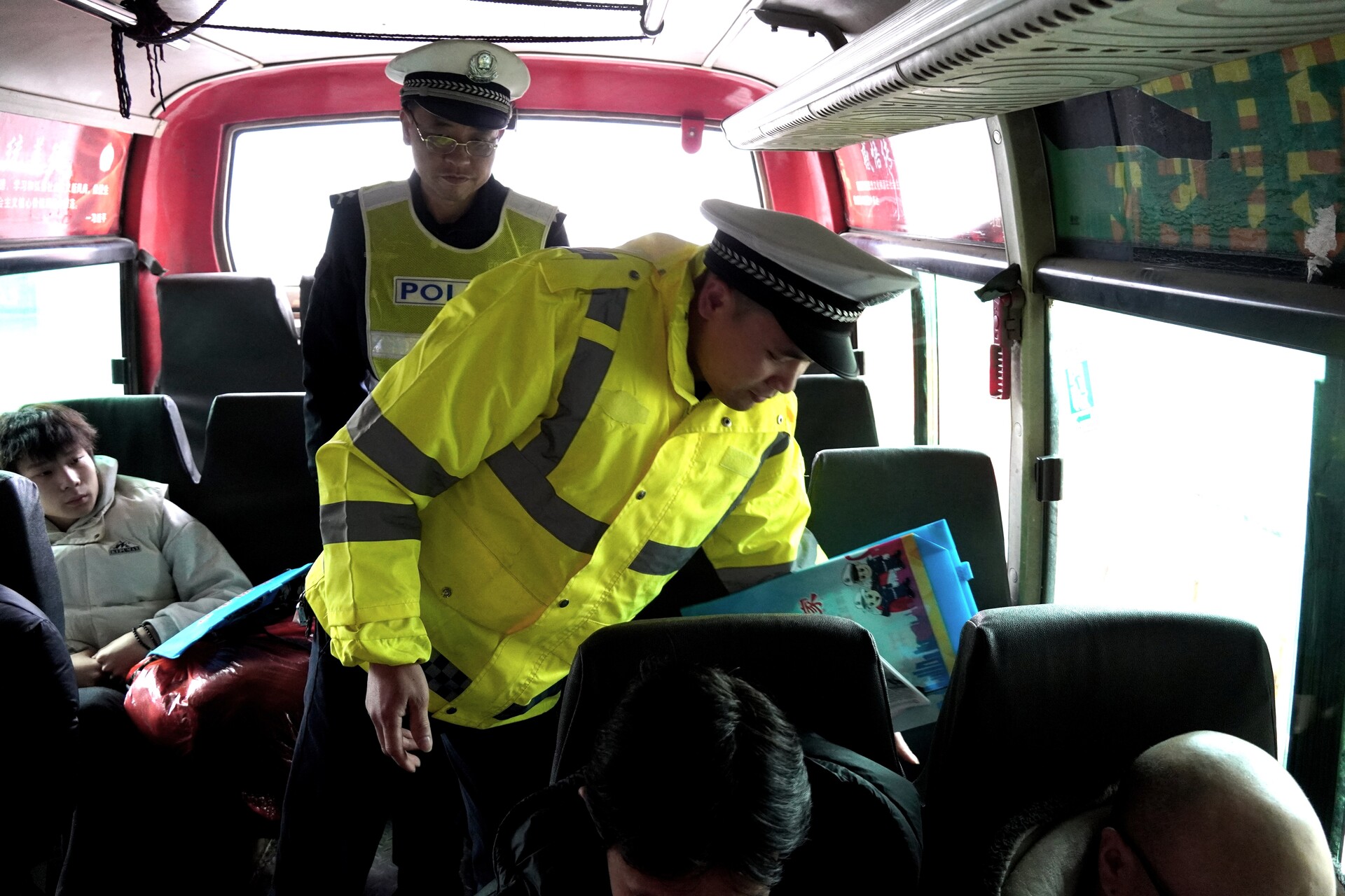 新邵交警开展春运宣传 筑牢平安出行防线