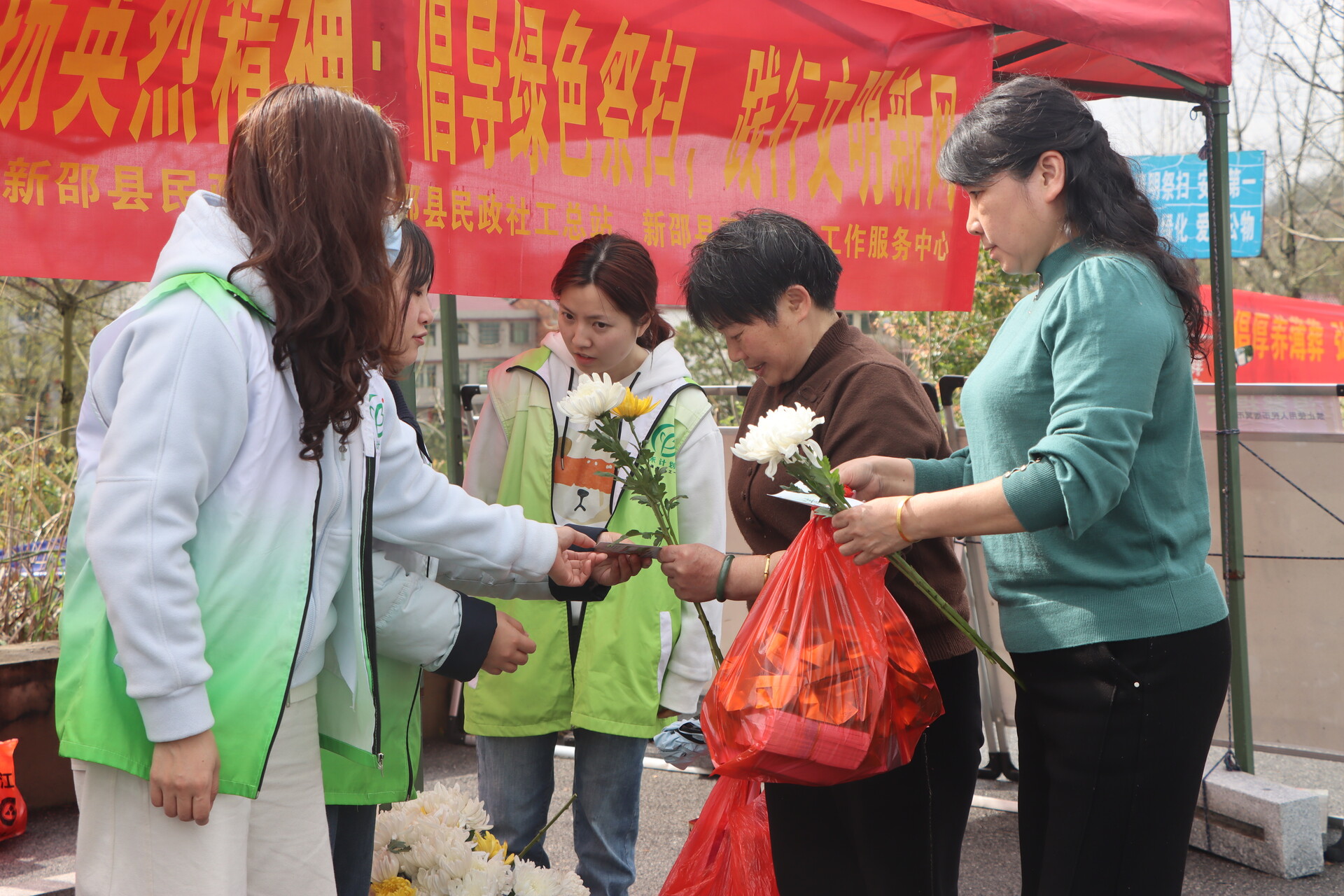 新邵：鲜花换纸钱，文明祭扫树新风