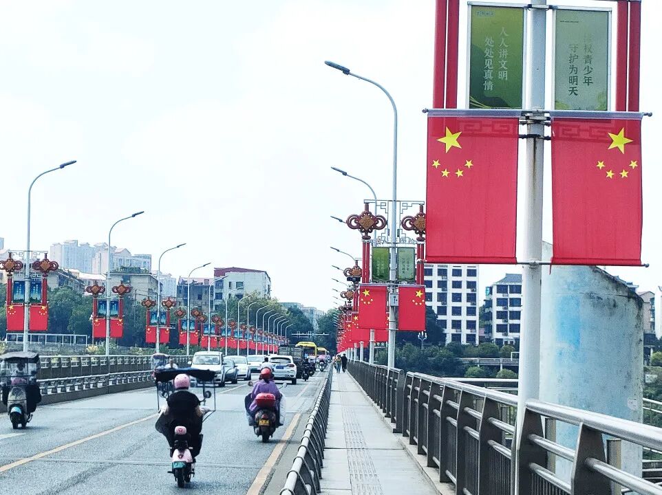 红满新邵迎华诞 烟火深情献祖国